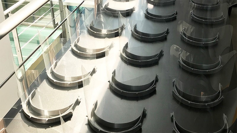 Several protective visors made from the 3D printer with overhead film. Photo: Chair of Ergonomics and Innovation Management, TU Chemnitz Several protective visors made from the 3D printer with overhead film. Photo: Chair of Ergonomics and Innovation Management, TU Chemnitz