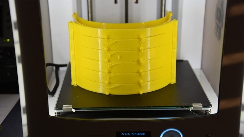 Six visor holders can be produced in one step on the 3D printer. Photo: Chair of Ergonomics and Innovation Management, TU Chemnitz Six visor holders can be produced in one step on the 3D printer. Photo: Chair of Ergonomics and Innovation Management, TU Chemnitz