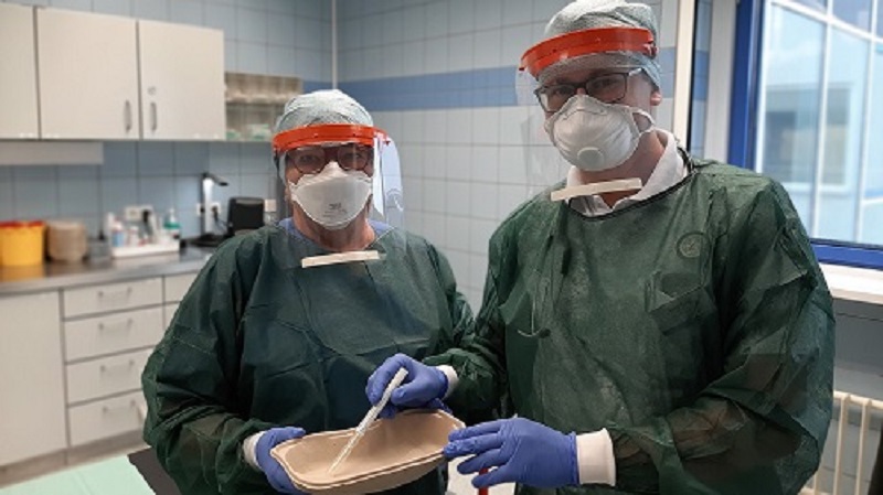 Nurse Petra Zill and Alexander Goy (Student Physician Assistant) work in the central emergency department of the Mittweida Clinic with the protective visors manufactured at the TU Chemnitz. Photo: Ines Schreiber, TU Chemnitz Nurse Petra Zill and Alexander Goy (Student Physician Assistant) work in the central emergency department of the Mittweida Clinic with the protective visors manufactured at the TU Chemnitz. Photo: Ines Schreiber, TU Chemnitz