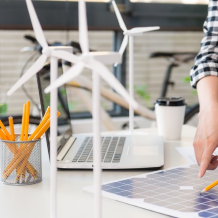 Energy engineer pointing to solar power panel ©Adobestock 