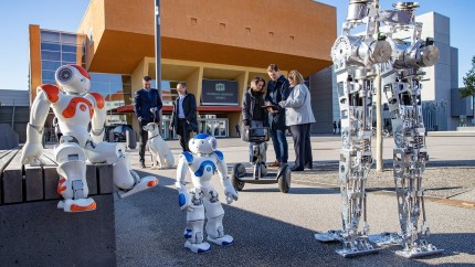 A Nao robot (left in the picture) is shown in the exhibition MaschinenBoom in the Industrial Museum Chemnitz shown together with other robots Photo: Jacob Müller 