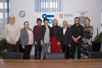 Winners of prizes for the best invitation to the city of Ozalj together with the mayor. Winners of prizes for the best invitation to the city of Ozalj together with the mayor.