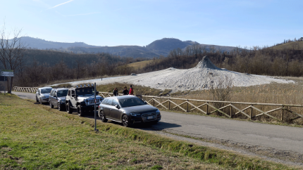 visitors-at-the-Mud-Vulcanoes 