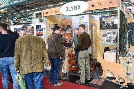 Ein Luchs-Informationsstand auf einer großen Jagdmesse . Ein Luchs-Informationsstand auf einer großen Jagdmesse .