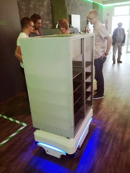 AMR (Autonomous Mobile Robot) showcase AMR (Autonomous Mobile Robot) showcase