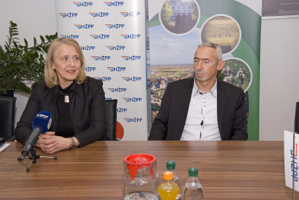 Mayor of Ozalj, Gordana Lipšinić (left) and Renato Humić from HŽPP (right). 