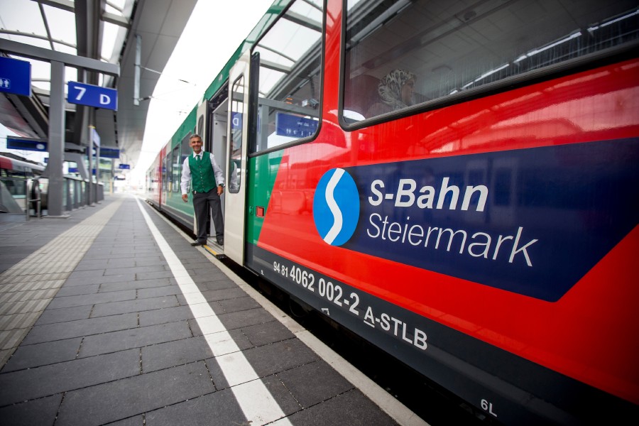 S-Bahn-StLB-Graz-Hbf-Ikarus-9138-3359819638-O-2.jpg 